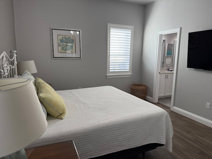 غرفة النوم الرئيسية الثالثة في الطابق الثاني مباشرة من المطبخ ومنطقة المعيشة الرئيسية