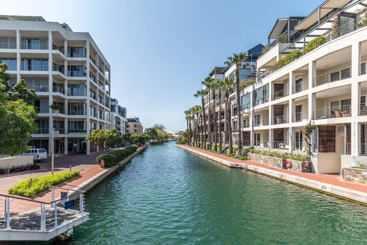 Elegant 2 Bed by Waterfront and Stadium gallery image 5