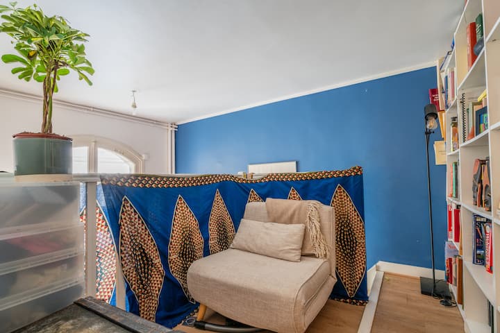 Cama individual desplegable en el entrepiso del segundo piso, que se despliega y se prepara con ropa de cama para los huéspedes antes de su llegada. Un corto pasillo conduce al baño y al dormitorio n.º 2.