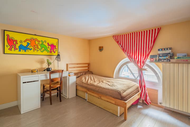 Dormitorio con una cama individual estándar de 90 cm x 200 cm. Las persianas se cierran y son las mismas que abajo, así que están cerradas desde la sala de estar. La altura de la habitación es de 1,90 m. Se proporciona un ventilador grande previa solicitud. Perchas y riel para abrigos detrás de la puerta.