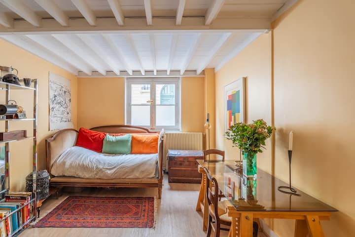 El sofá del salón es una pequeña cama doble.