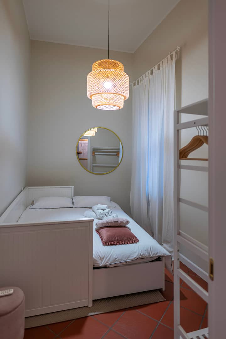 سرير مزدوج في غرفة النوم 2، مع شماعات ومرآة! يمكن أن يصبح السرير مفردًا أيضًا إذا لزم الأمر ...