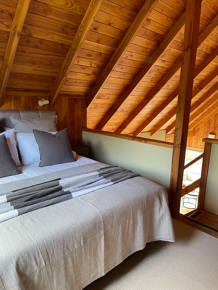 El dormitorio está arriba en el área del loft.