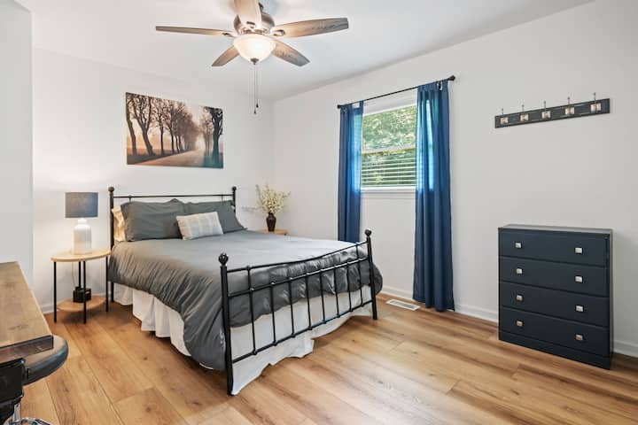 تحتوي غرفة النوم الثالثة على سرير بحجم كوين وخزانة ملابس كبيرة ومروحة سقف