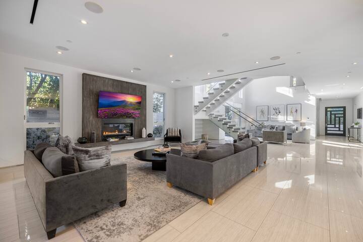 Charming West Hollywood Mini-Retreat w/ Pool & Spa gallery image 3