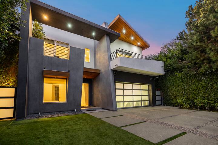 Charming West Hollywood Mini-Retreat w/ Pool & Spa gallery image 2