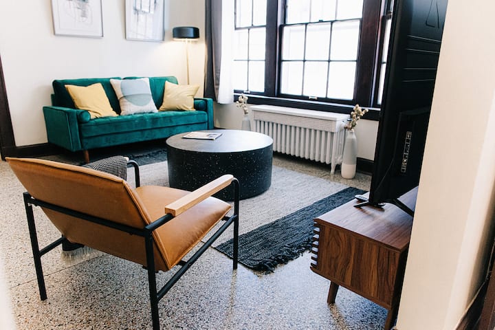 The Wilson J | Renovated Spacious Studio - Madison, WI