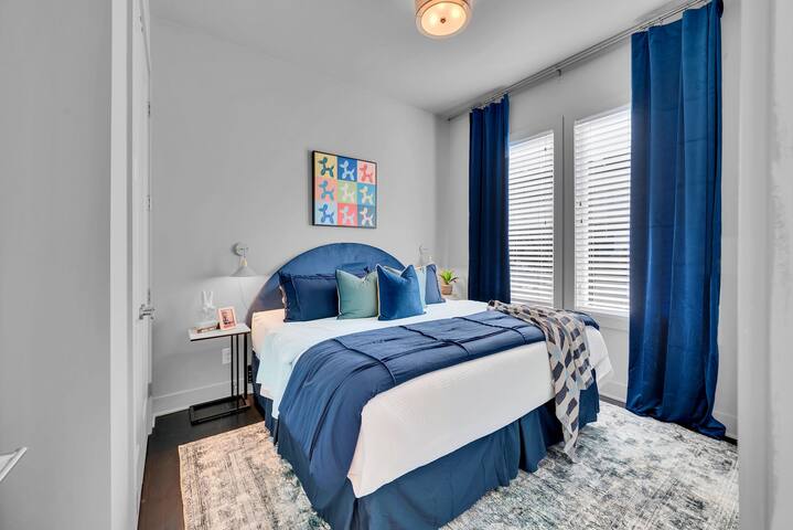 Walkable, Elegant Downtown Home – Skyline Views! gallery image 5