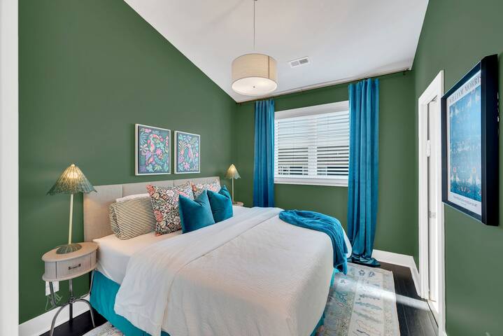 Walkable, Elegant Downtown Home – Skyline Views! gallery image 2