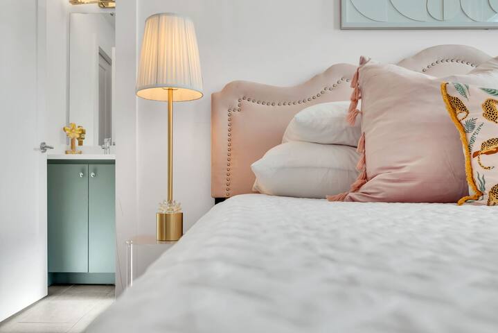 Walkable, Elegant Downtown Home – Skyline Views! gallery image 3