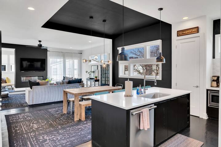 Walkable, Elegant Downtown Home – Skyline Views! gallery image 4