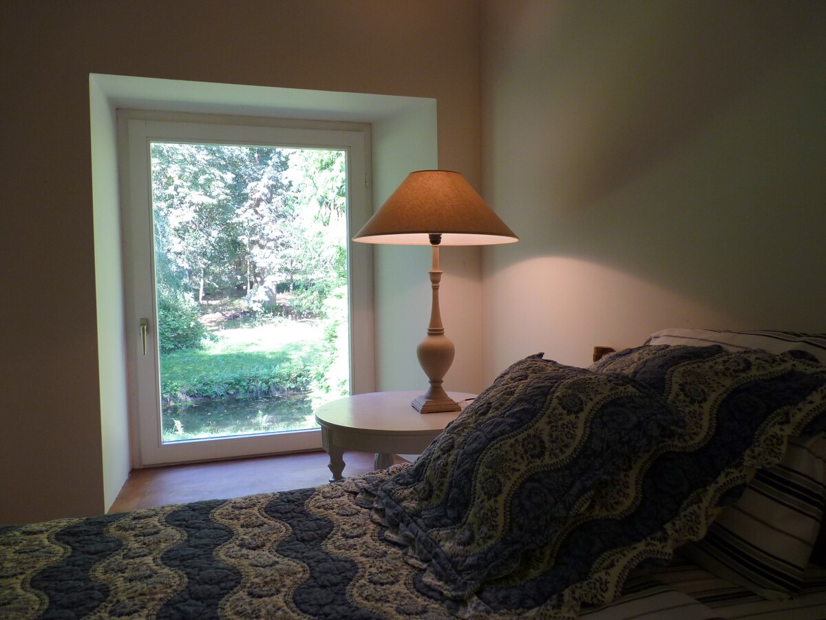 Dormitorio con vistas a la naturaleza.