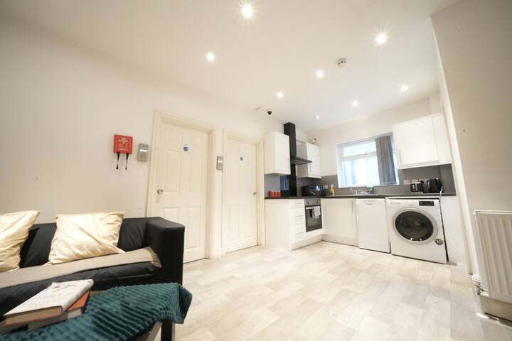 Airport 6 Bedroom 6 Bathroom Private House gallery image 4