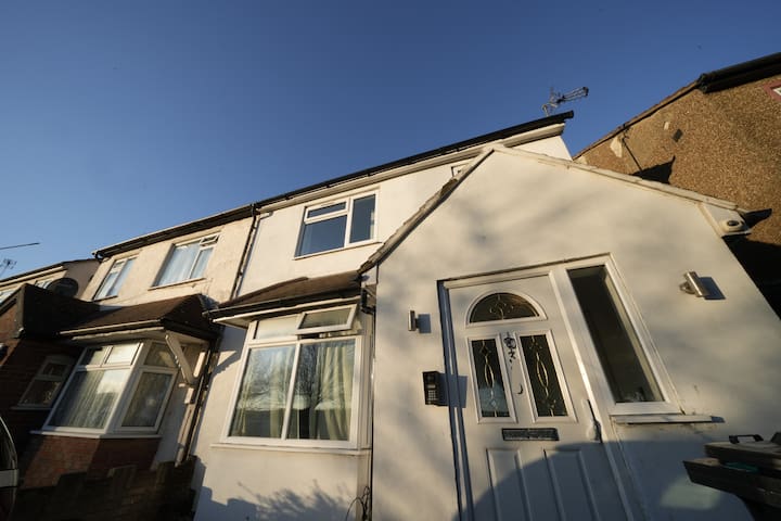 Airport 6 Bedroom 6 Bathroom Private House