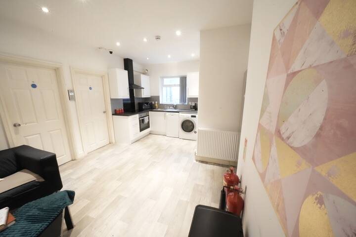 Airport 6 Bedroom 6 Bathroom Private House gallery image 5