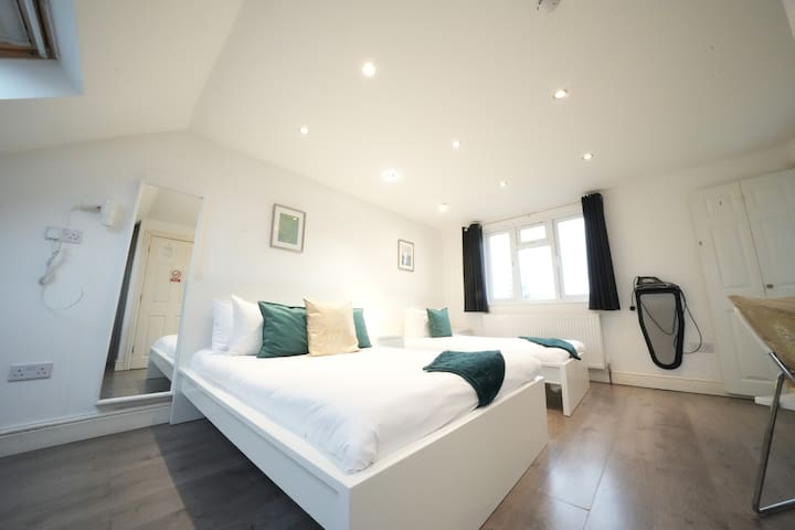 Airport 6 Bedroom 6 Bathroom Private House gallery image 2