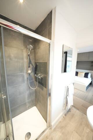 Airport 6 Bedroom 6 Bathroom Private House gallery image 3