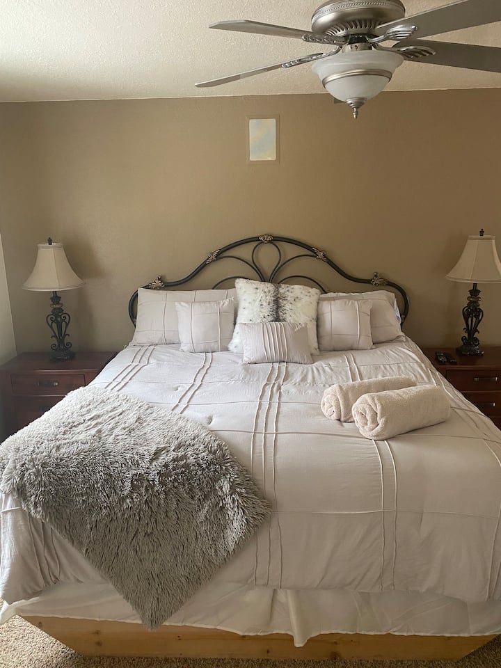 Dormitorio principal en el piso principal: cama king