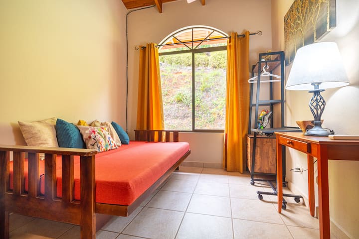 Сгъваемият диван се превръща в пълноразмерно легло.