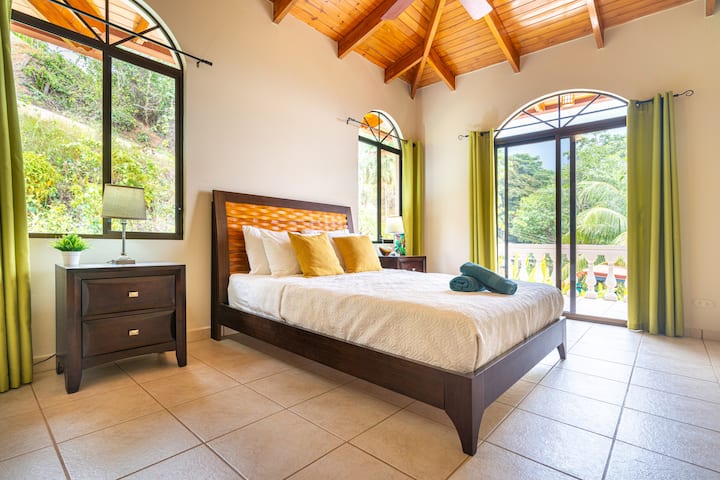 Тази спалня има директен достъп до балкон с изглед към планината и залеза.