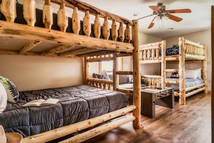 שתי מיטות קומתיים קווין סייז בחדר המיטות עם גישה למרפסת השנייה.
