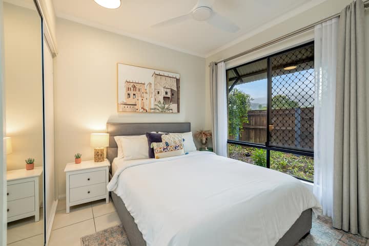 غرفة النوم 2 - سرير بحجم كوين مع مكيف هواء وتحتوي على مروحة سقف.