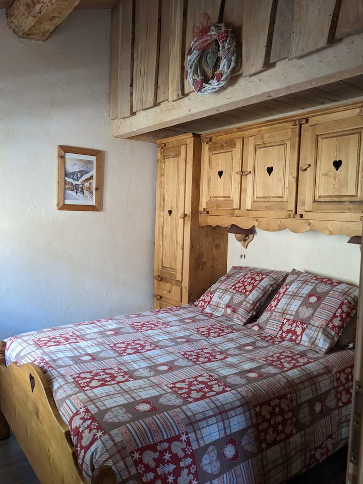 ห้องนอนปิด 
ที่เก็บของ (ชั้นวางของและราวแขวนผ้า) บนดาดฟ้าเตียง 