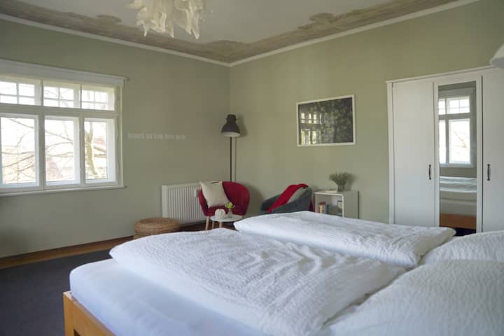 Das geräumige Schlafzimmer mit Hortensien-Fresko – Morgensonne pur