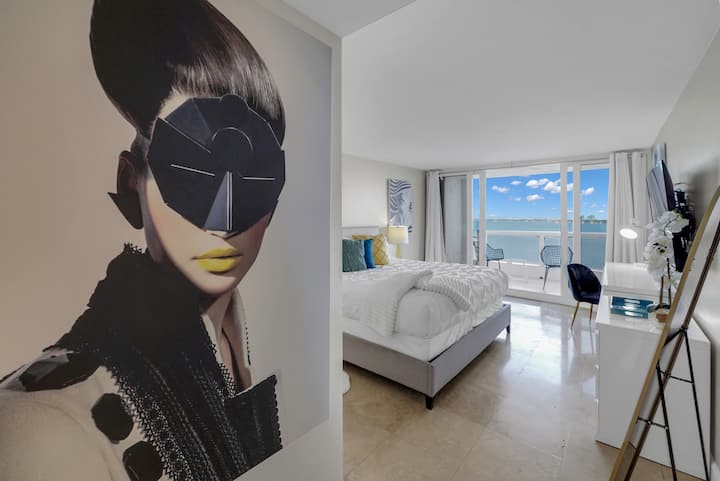 Главен спален апартман, брачен кревет (широк 150-179 см), пристап до балкон, телевизор Roku, биро, плакар, приватна бања, директен поглед кон вода