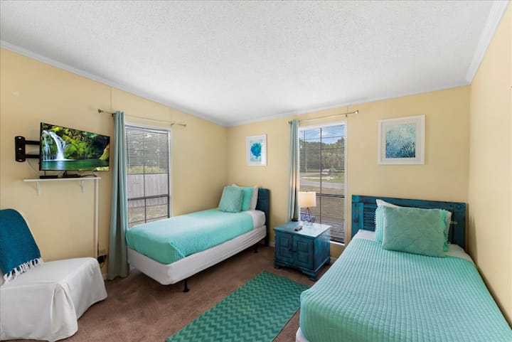 ️舒适的双床卧室，旨在让您轻松入住—在自己的空间里放松身心，在电视上观看节目，享受安静的休息时间，或在探索一整天后安然入睡。
