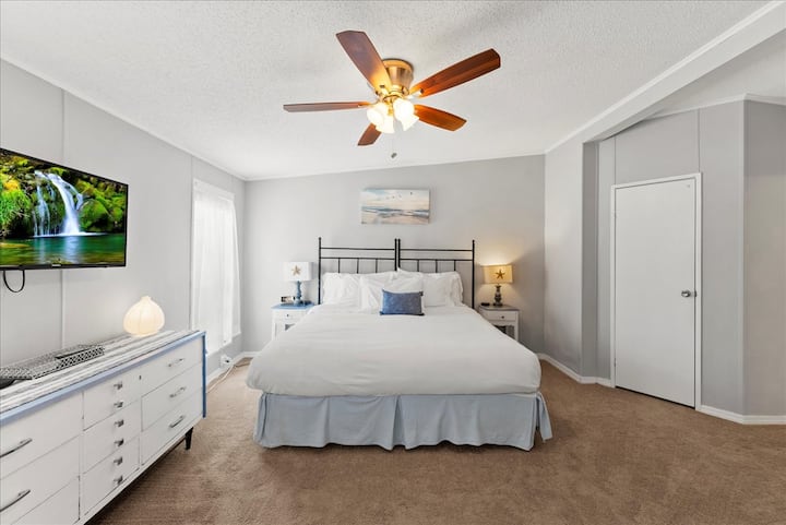 宽敞的主套房配备舒适的加大双人床、柔软的海滨装饰、电视和充足的存储空间，让您在海滩玩乐一天后放松身心！

“床很舒适，我们睡得很好。”——Leslie