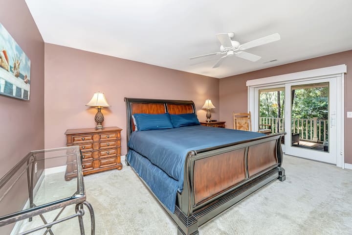 您可以在宽敞的加大双人床上放松身心，我们还为您的小孩准备了一张婴儿床。  
使用智能电视享受娱乐，体验宁静的氛围。  
每天早晨醒来，映入眼帘的是窗外的美景，与周围的自然环境融为一体。