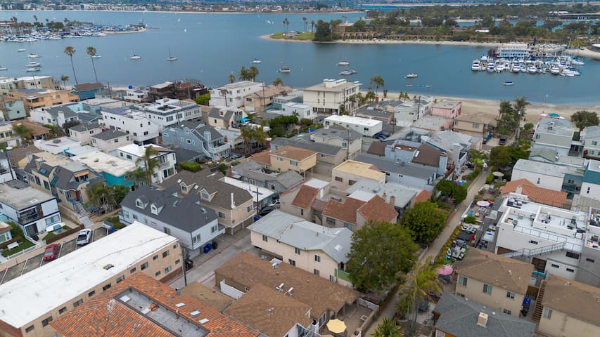 Bayside 5 Bed, 3bath-1 Block to Ocean/Bay-Sleeps16 gallery image 3