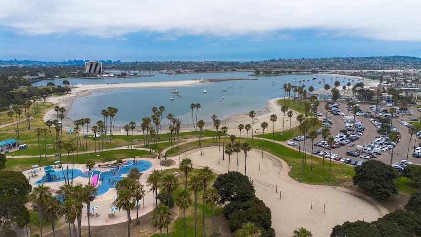 Bayside 5 Bed, 3bath-1 Block to Ocean/Bay-Sleeps16 gallery image 4