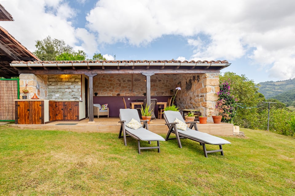 Casa Prado El Cardín, a stone house below the Sueve, Borines, Asturias, Spain, photo 1 of 10