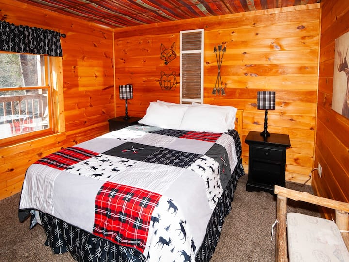 غرفة نوم بحجم كوين في الطابق السفلي مع حمامها الكامل الخاص بها!