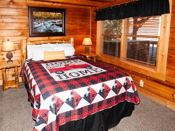 واحدة من غرفتي نوم بحجم كوين في الطابق الرئيسي!