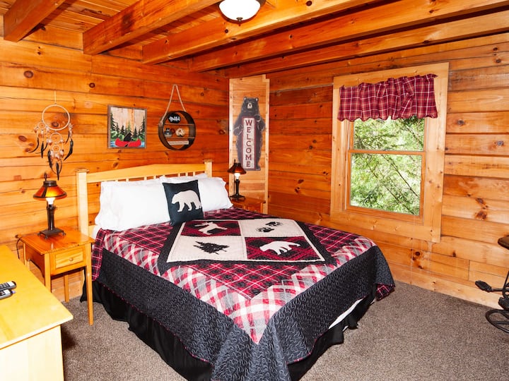 واحدة من غرفتي نوم بحجم كوين في الطابق الرئيسي!