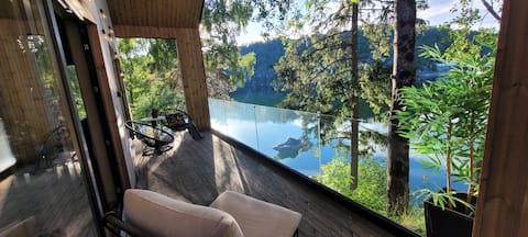 Modern cabin on the waterfront with access to the jetty