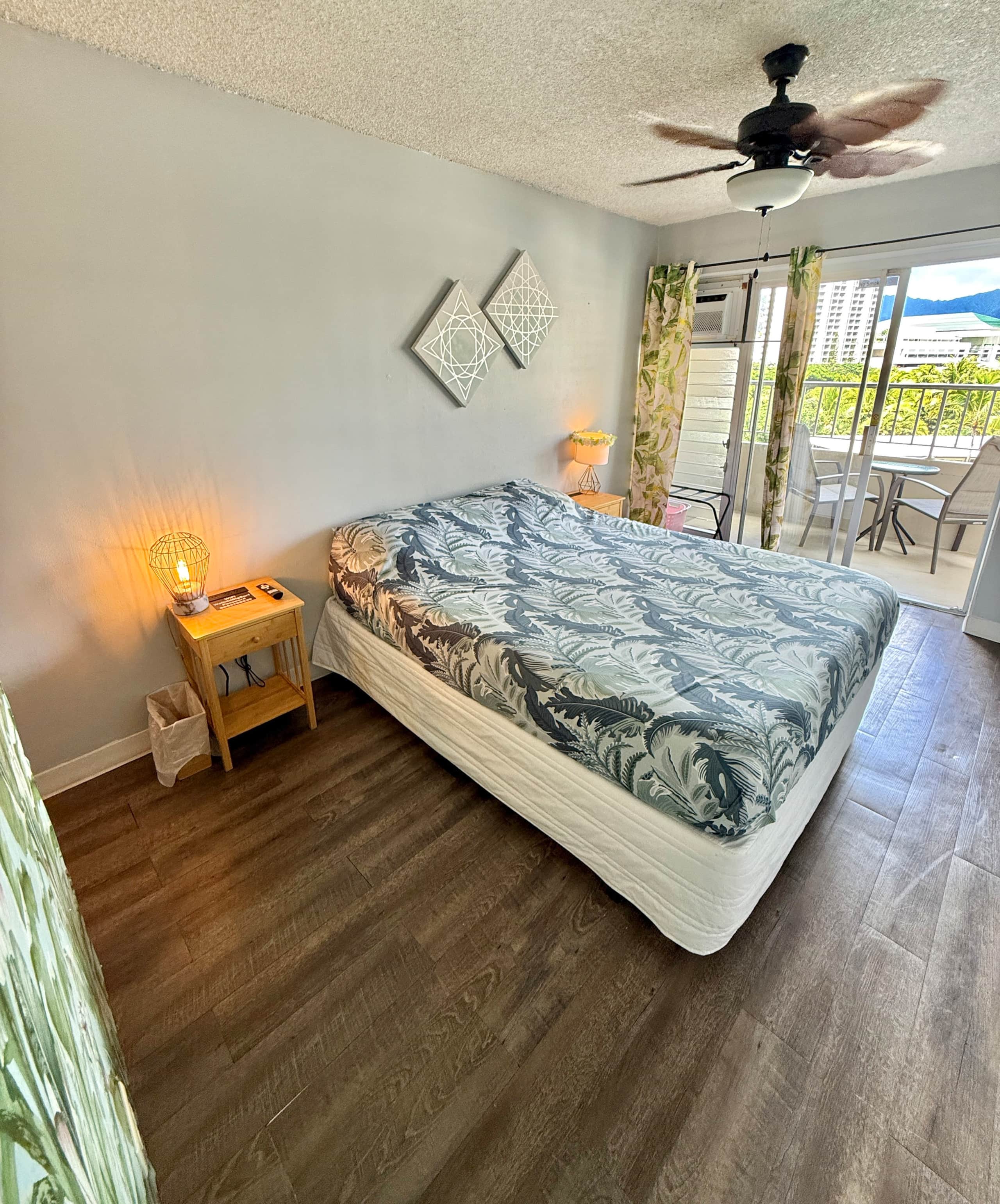 Waikiki studio with balcony block from the beach - Photo 16