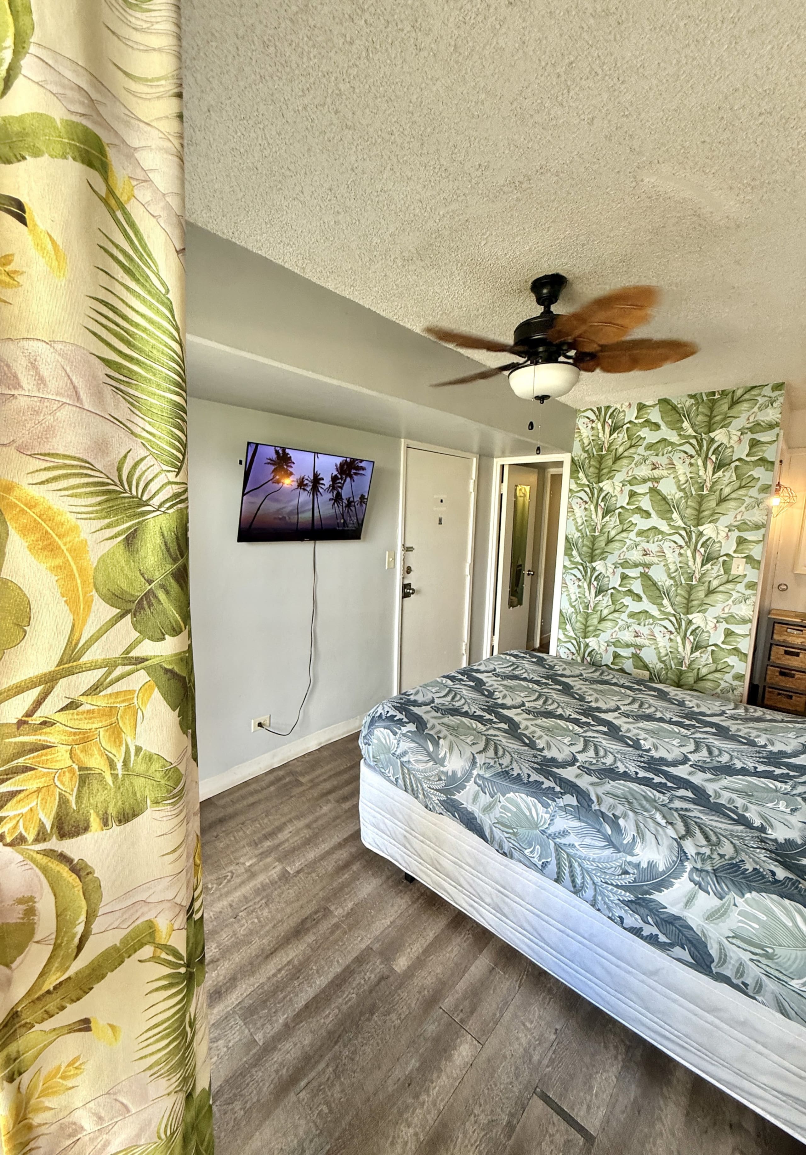 Waikiki studio with balcony block from the beach - Photo 21