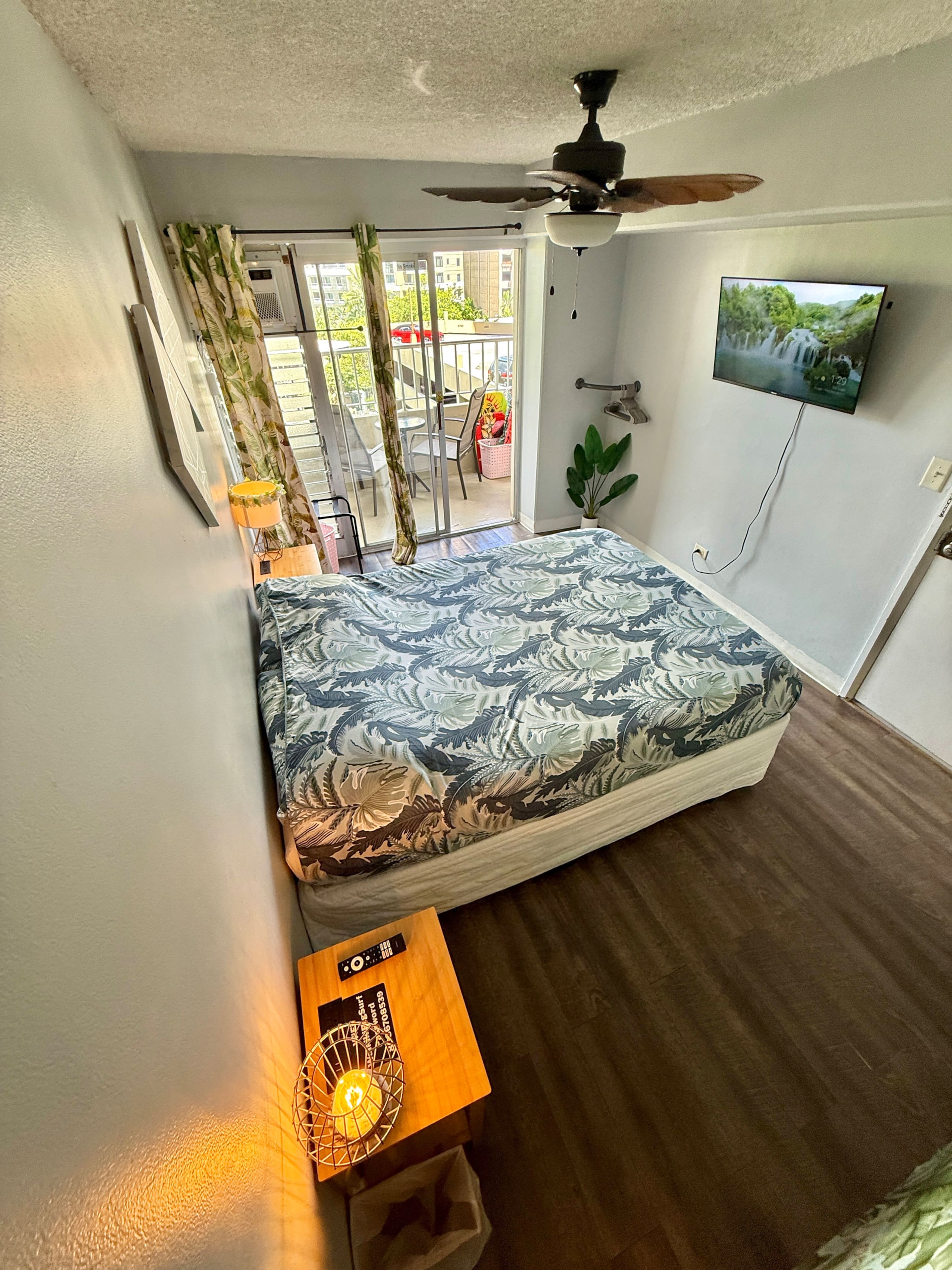 Waikiki studio with balcony block from the beach - Photo 24