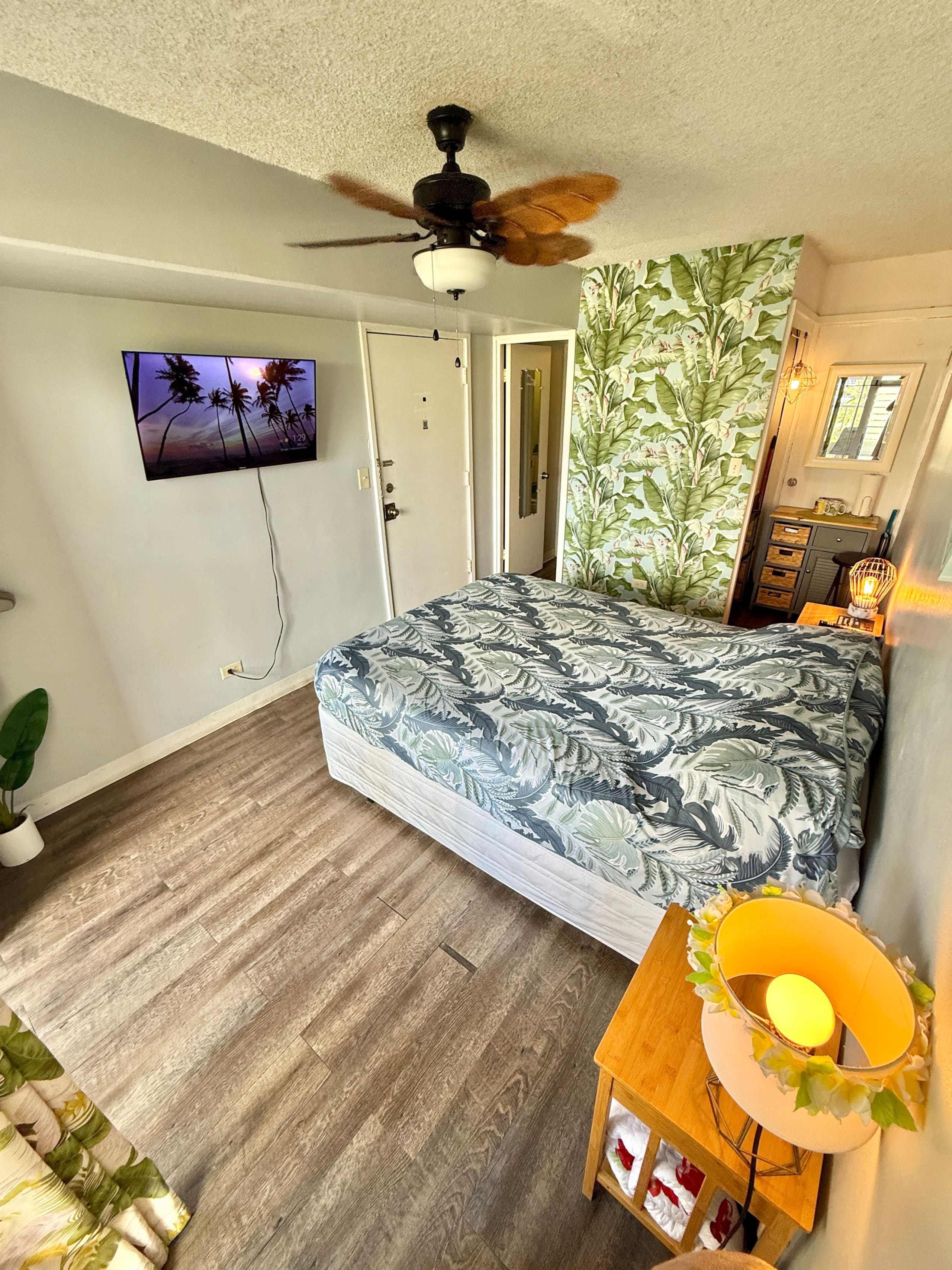 Waikiki studio with balcony block from the beach - Photo 22