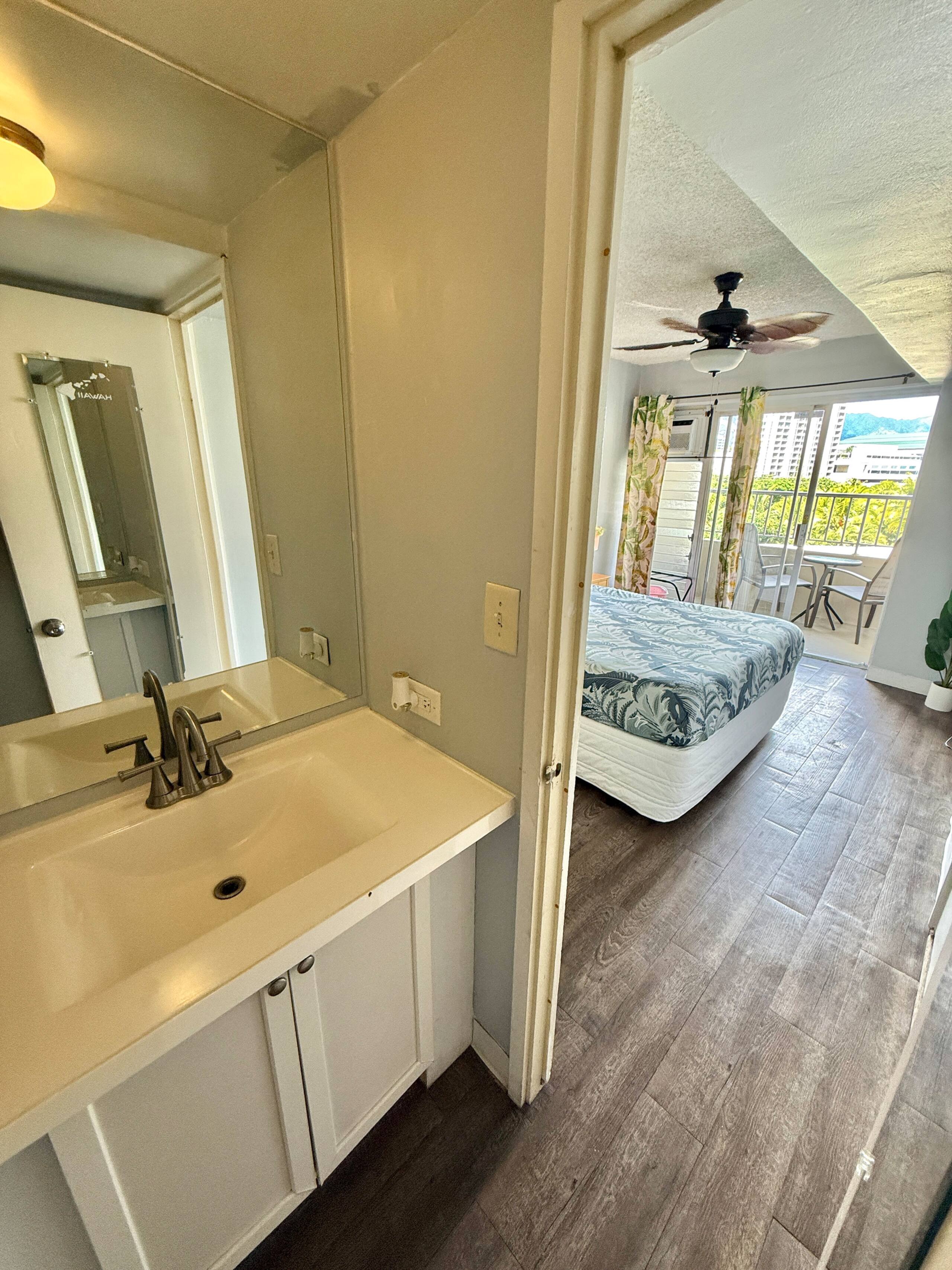 Waikiki studio with balcony block from the beach - Photo 12