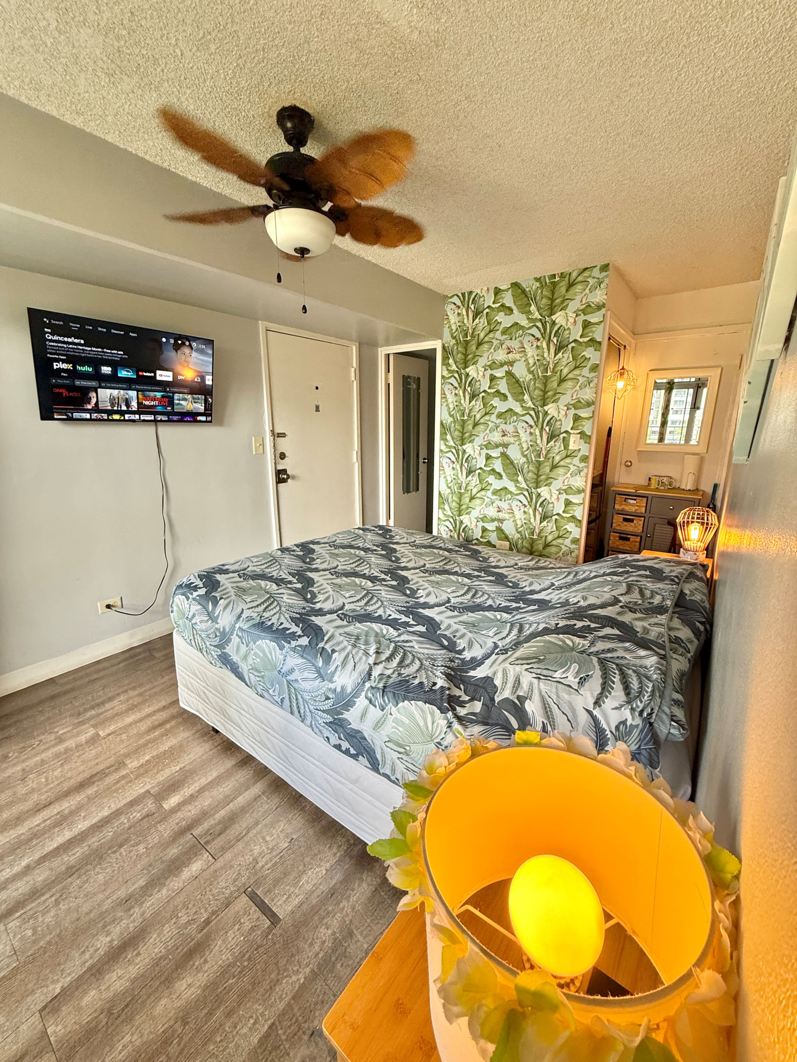 Waikiki studio with balcony block from the beach - Photo 19