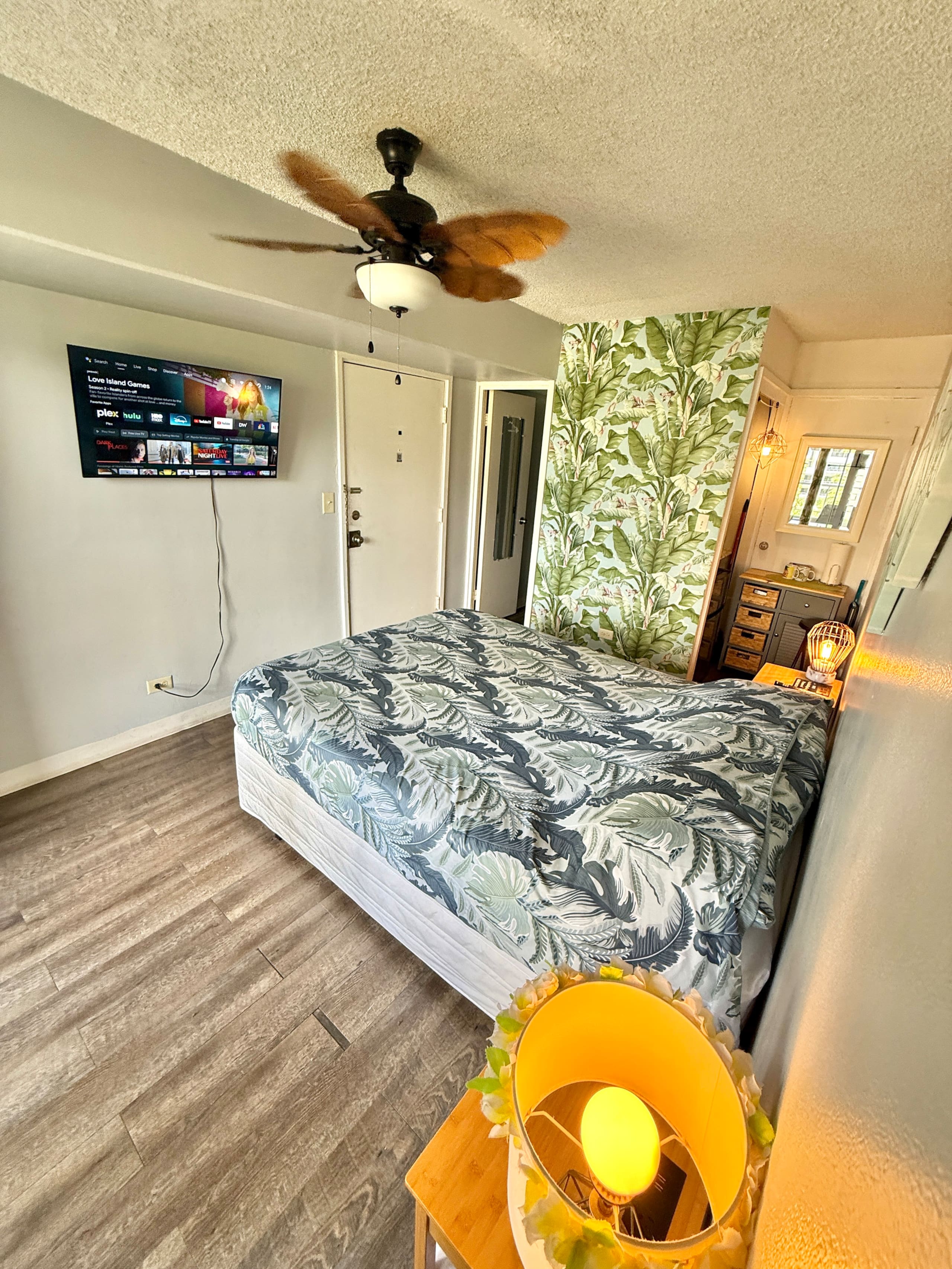 Waikiki studio with balcony block from the beach - Photo 18