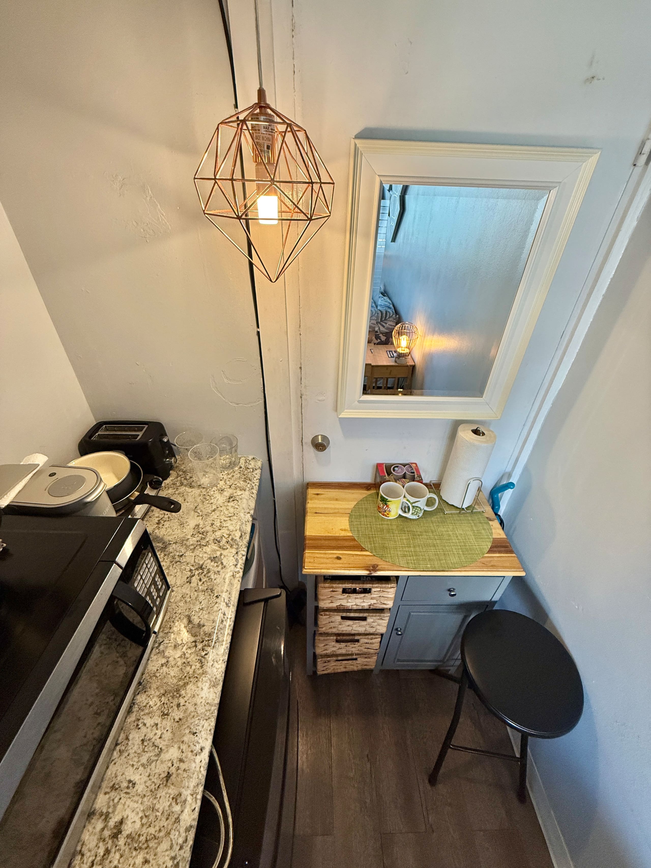 Waikiki studio with balcony block from the beach - Main photo