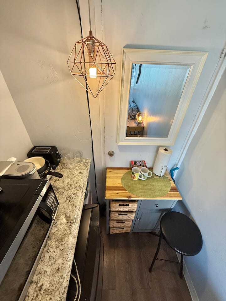 Waikiki Studio With Balcony Block From The Beach - Honolulu