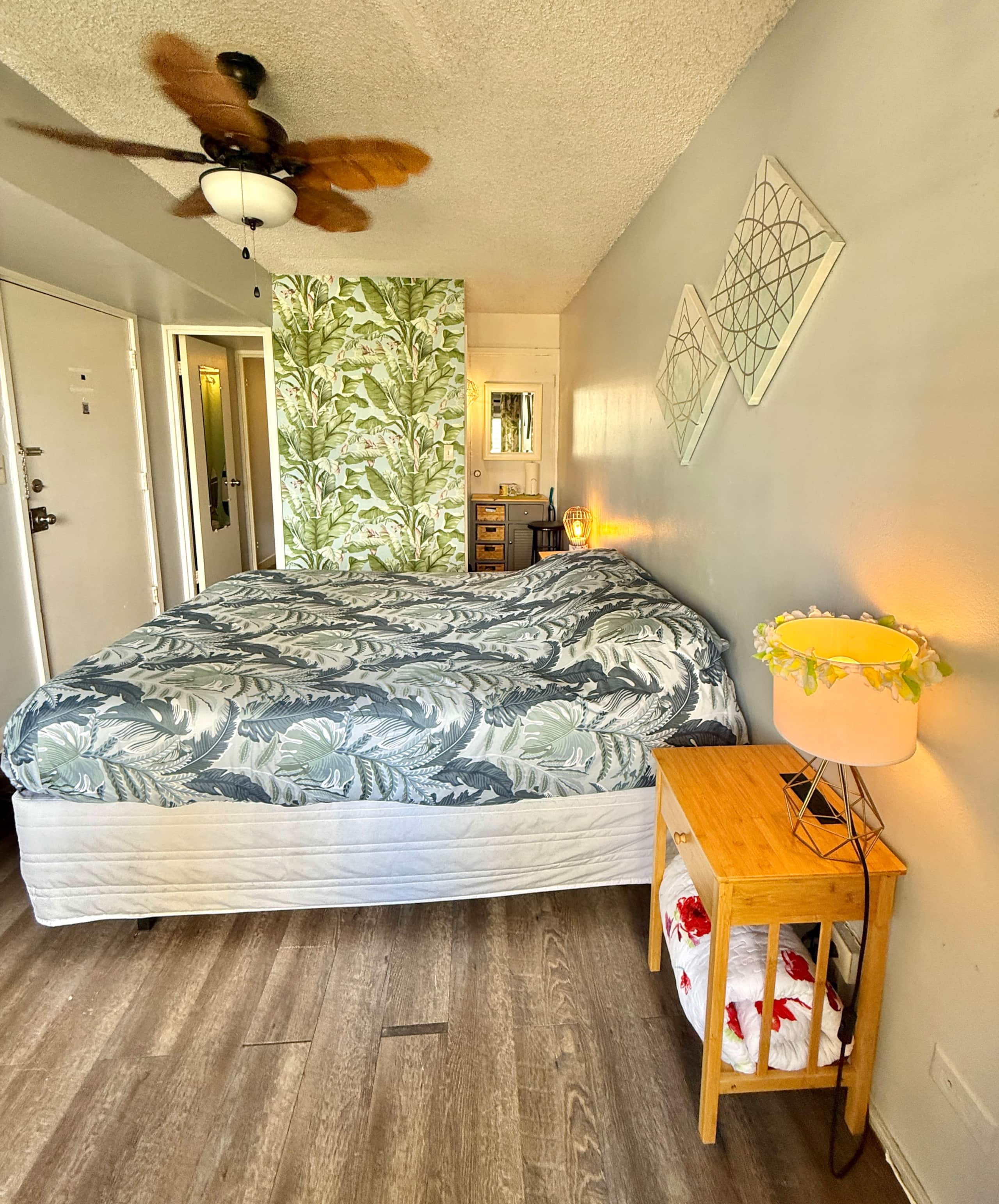Waikiki studio with balcony block from the beach - Photo 20