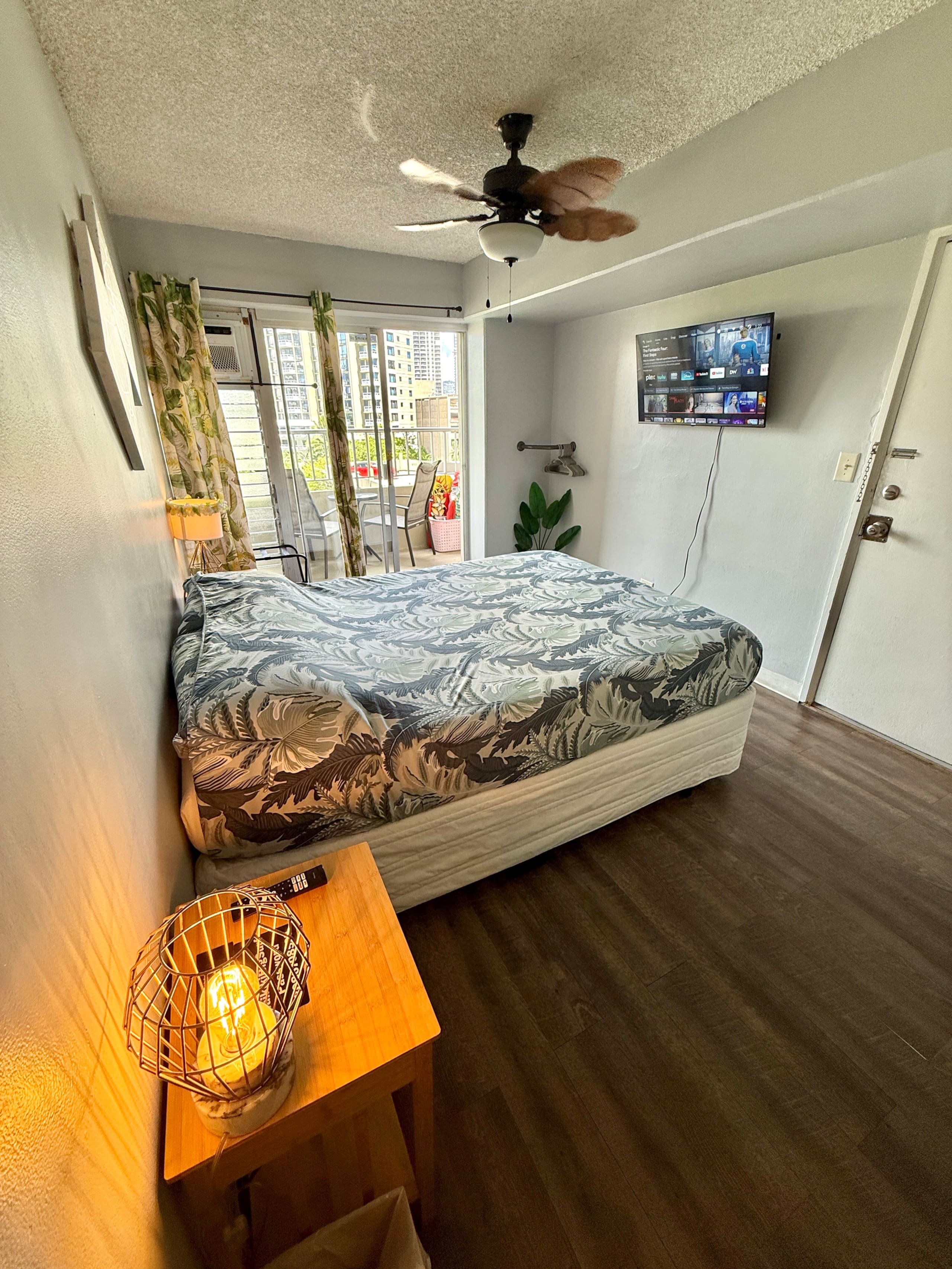 Waikiki studio with balcony block from the beach - Photo 15